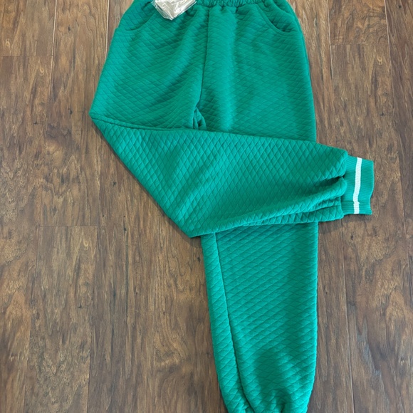 Green sweats with cheetah print pockets - Picture 2 of 5